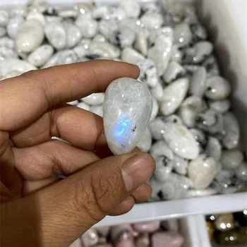 Естествен полиран лунен камък повалил камък естествени кристали кварц енергиен камък за изцеление